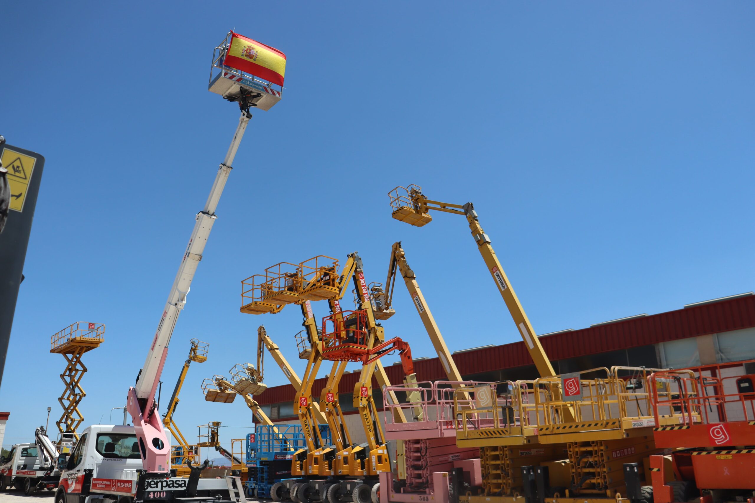 gerpasa-alquiler-plataformas-elevadoras-formacion-noticias-nueva-plataforma-elevadora-pemp-camion-plataforma-cesta-elevadora-18m-socage-0084-solidario-deporte-alcaraz-españa-futbol-eurocopa-1