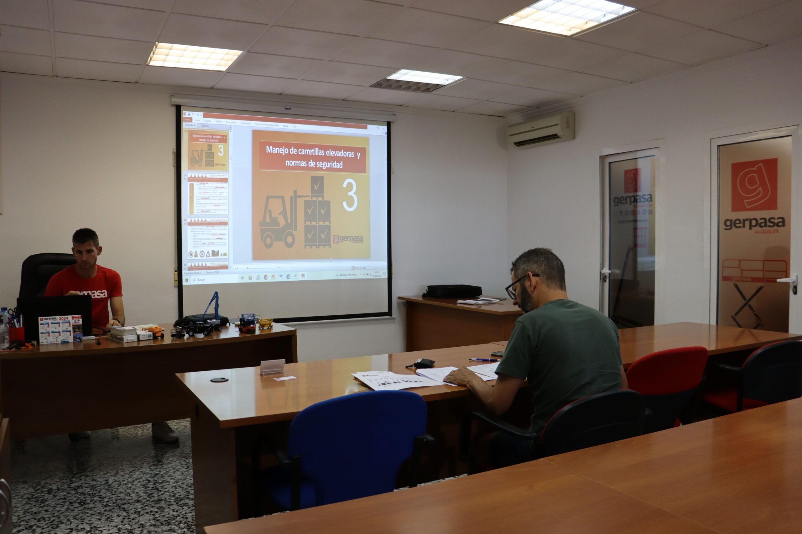 gerpasa-alquiler-plataformas-elevadoras-formacion-todos-jueves-curso-carretllas-elevadras-carnet-carretillero-agosto-abiertos-vacaciones-1