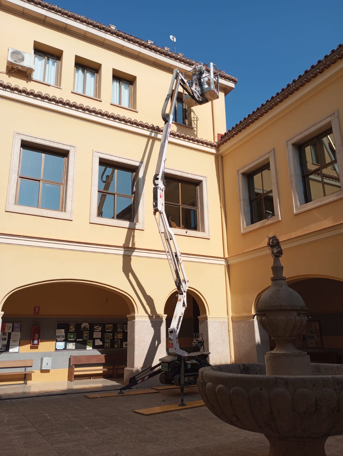 gerpasa-alquiler-plataformas-elevadoras-formacion-noticias-nueva-plataforma-elevadora-pemp-reformas-mantenimiento-ies-josep-ribera-amianstop-xativa-2