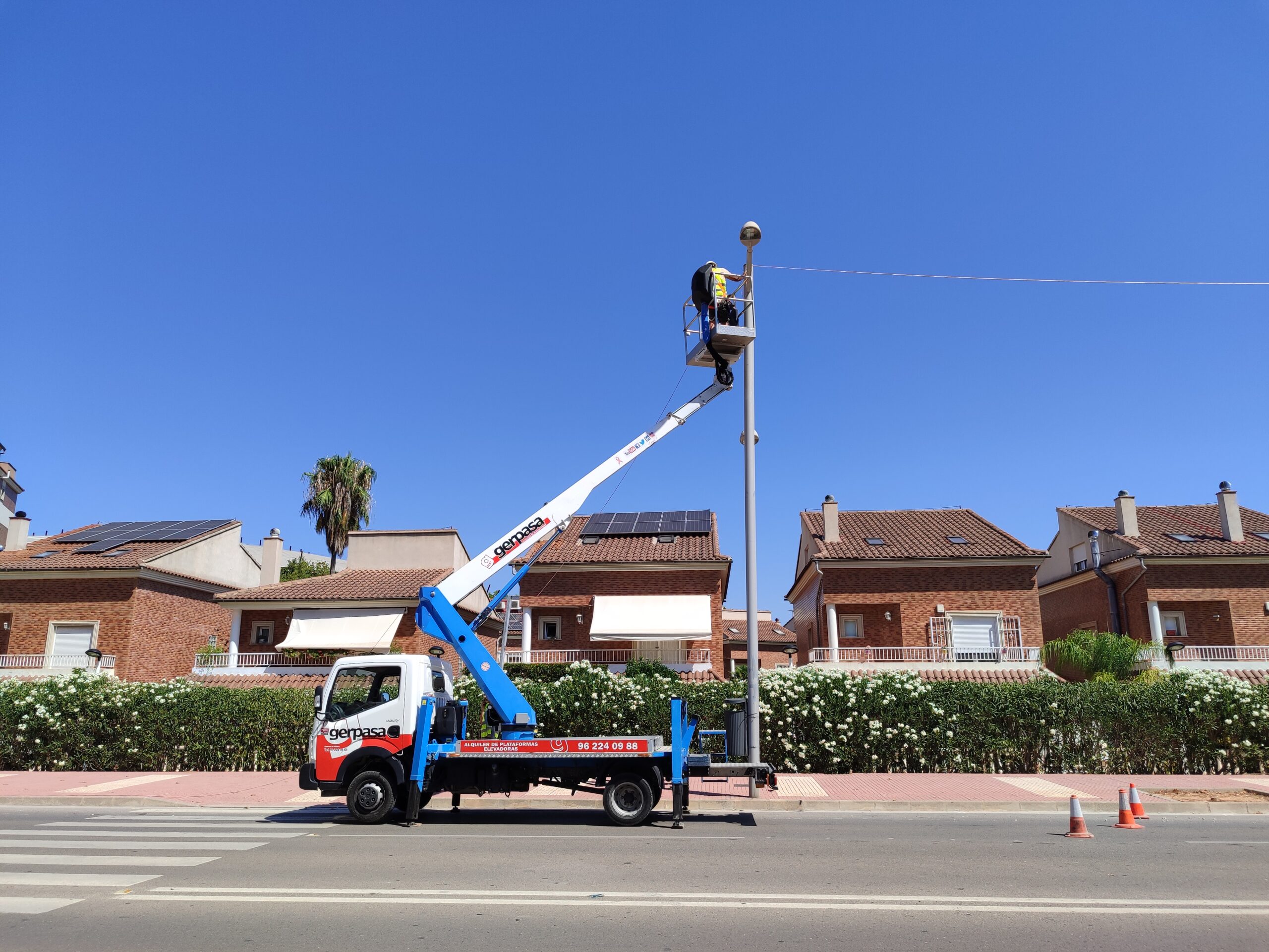 gerpasa-alquiler-plataformas-elevadoras-noticias-conoce-diferentes-tipos-plataformas-elevadoras-brazo-tijera-camion-3