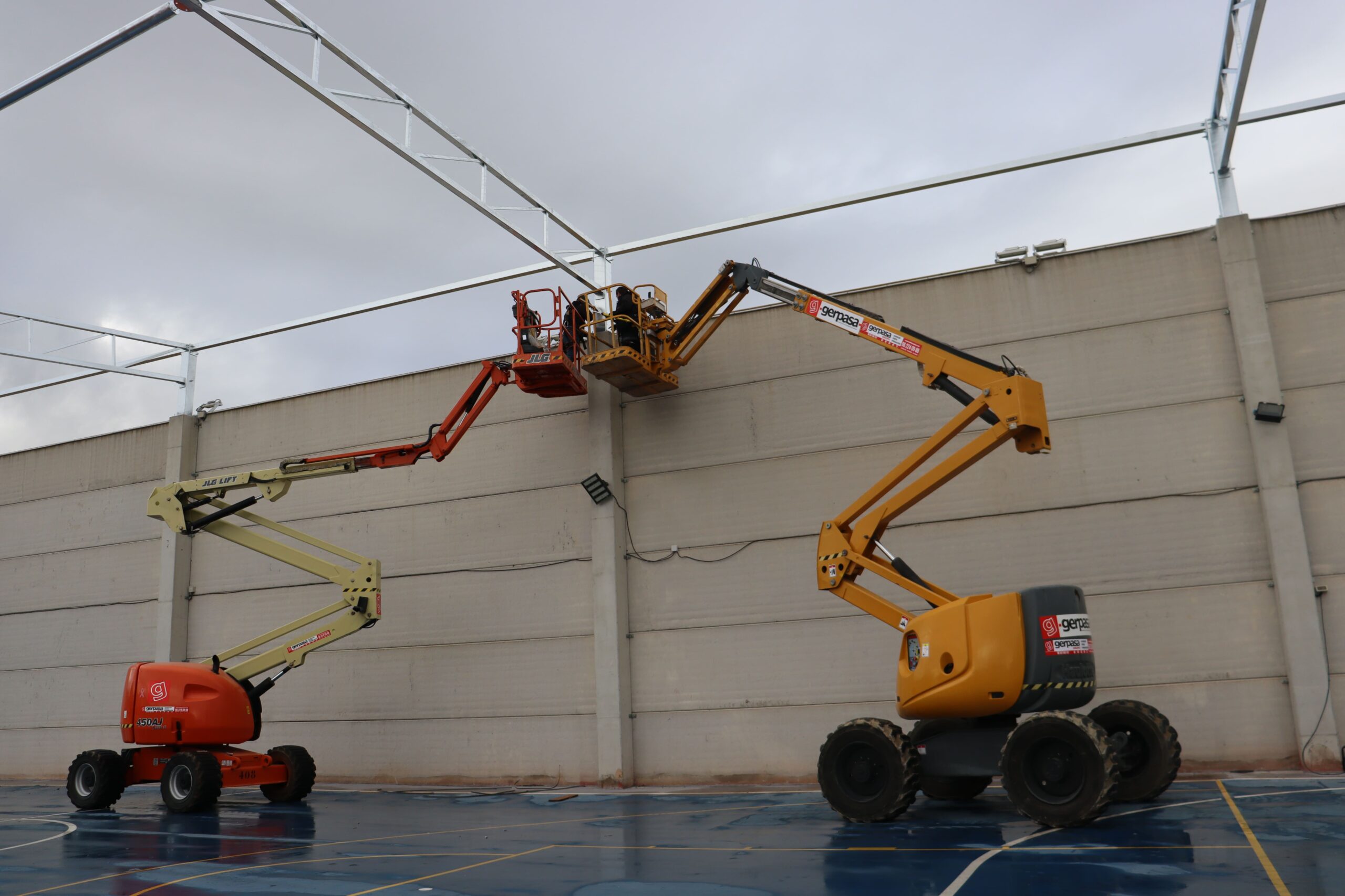 gerpasa-alquiler-plataformas-elevadoras-noticias-clientes-llocnou-fenollet-brazos-articulados-diesel-reforma-polideportivo-cubierta-1