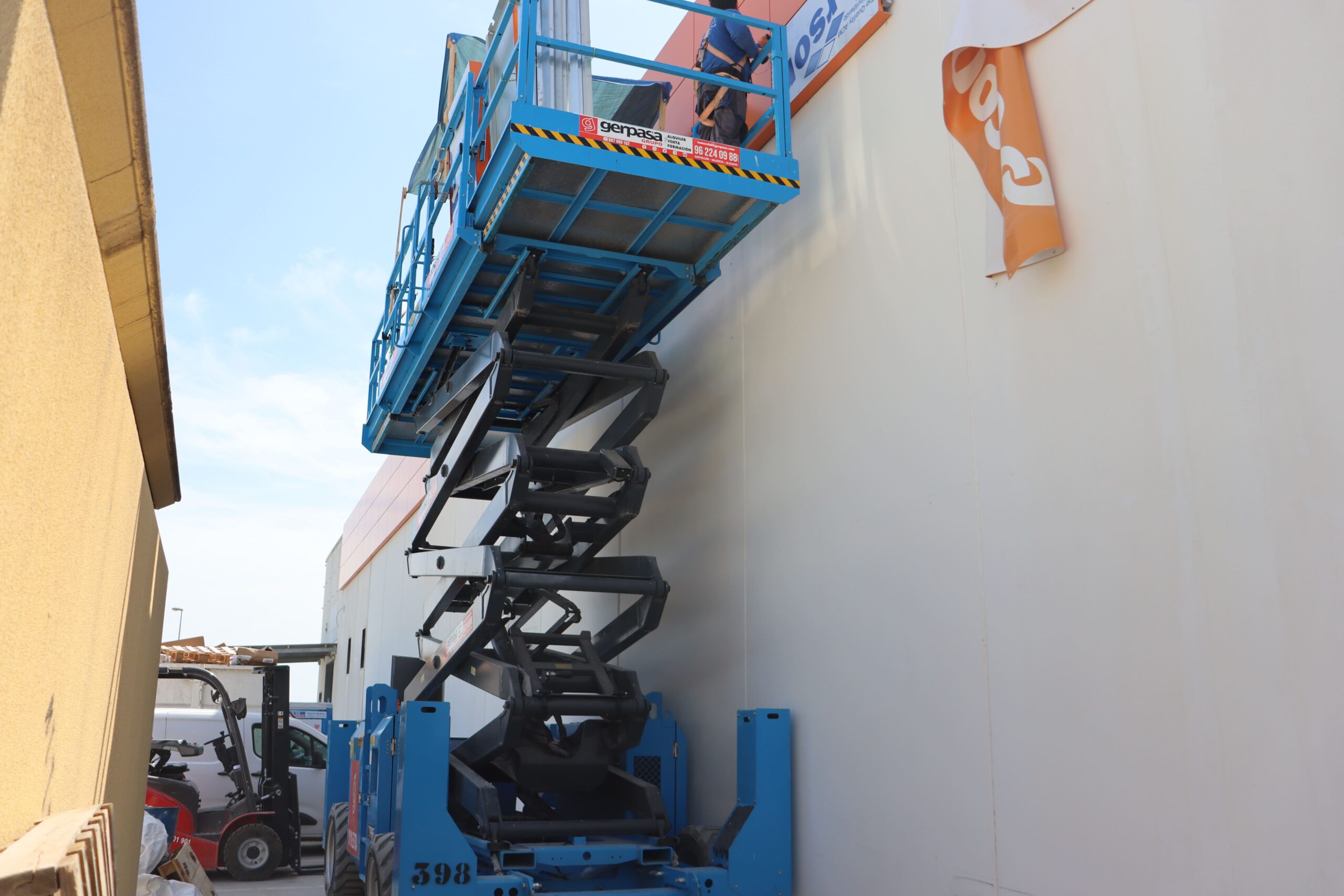 gerpasa-alquiler-plataformas-elevadoras-noticias-tijera-electrica-18m-4x4-consum-supermercados-xativa-1