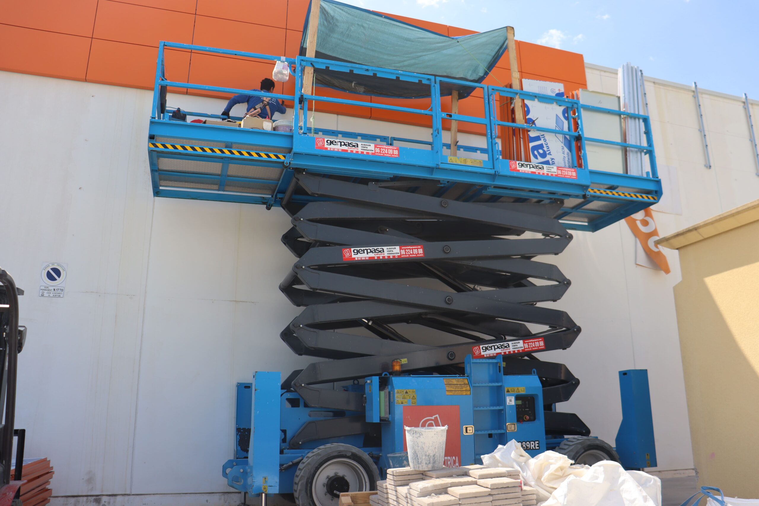 gerpasa-alquiler-plataformas-elevadoras-noticias-tijera-electrica-18m-4x4-consum-supermercados-xativa-2