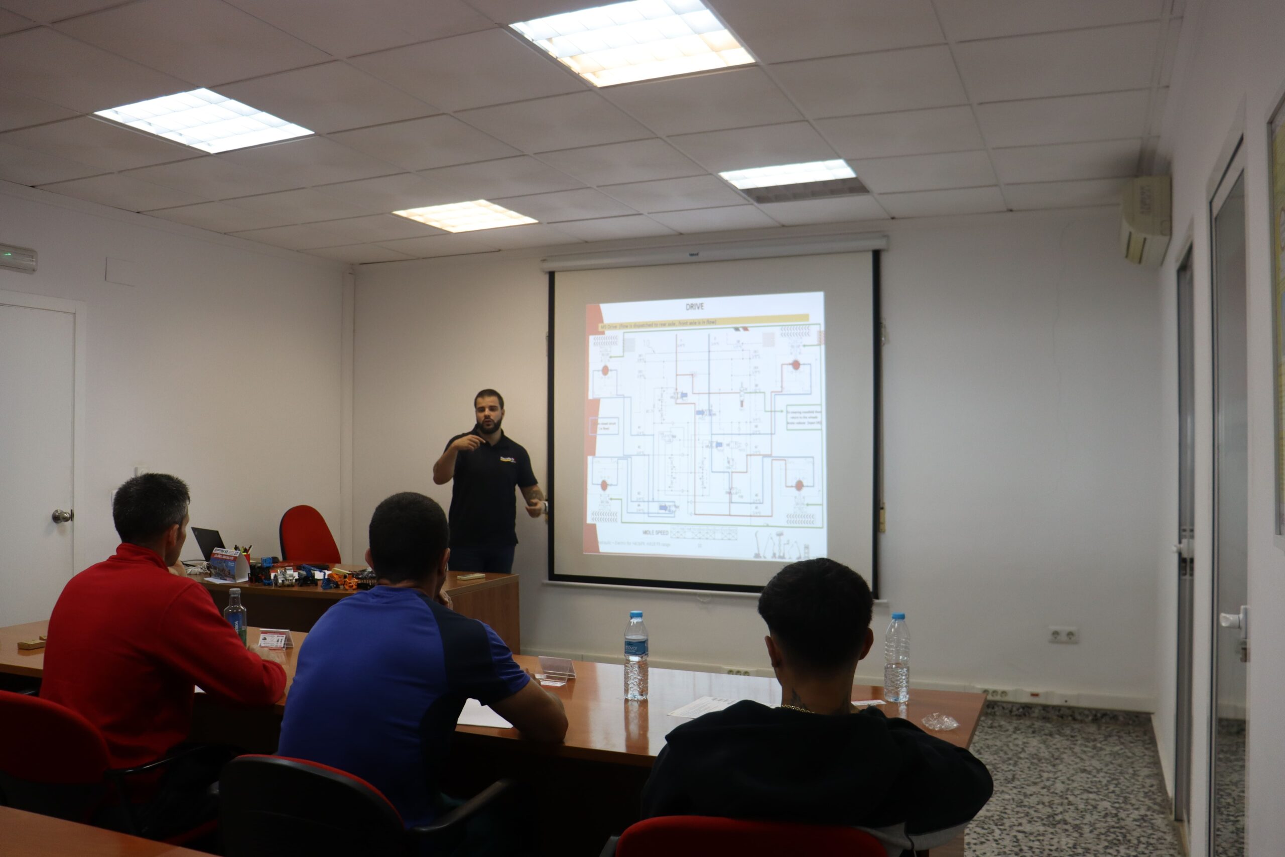 gerpasa-alquiler-plataformas-elevadoras-noticias-jornada-formacion-haulotte-equipo-taller-mantenimiento-3