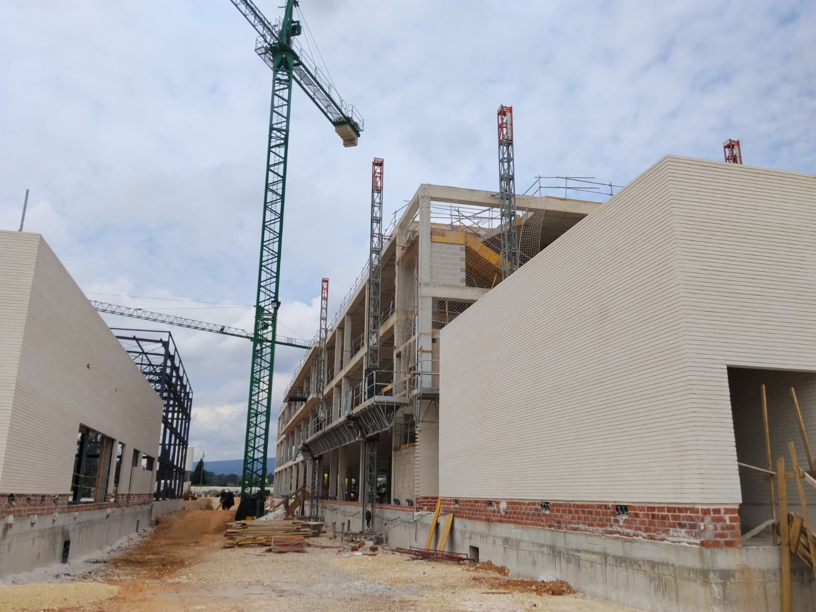gerpasa-alquiler-plataformas-elevadoras-noticias-camion-cesta-articulado-20m-institut-francesc-gil-canals-obras-2