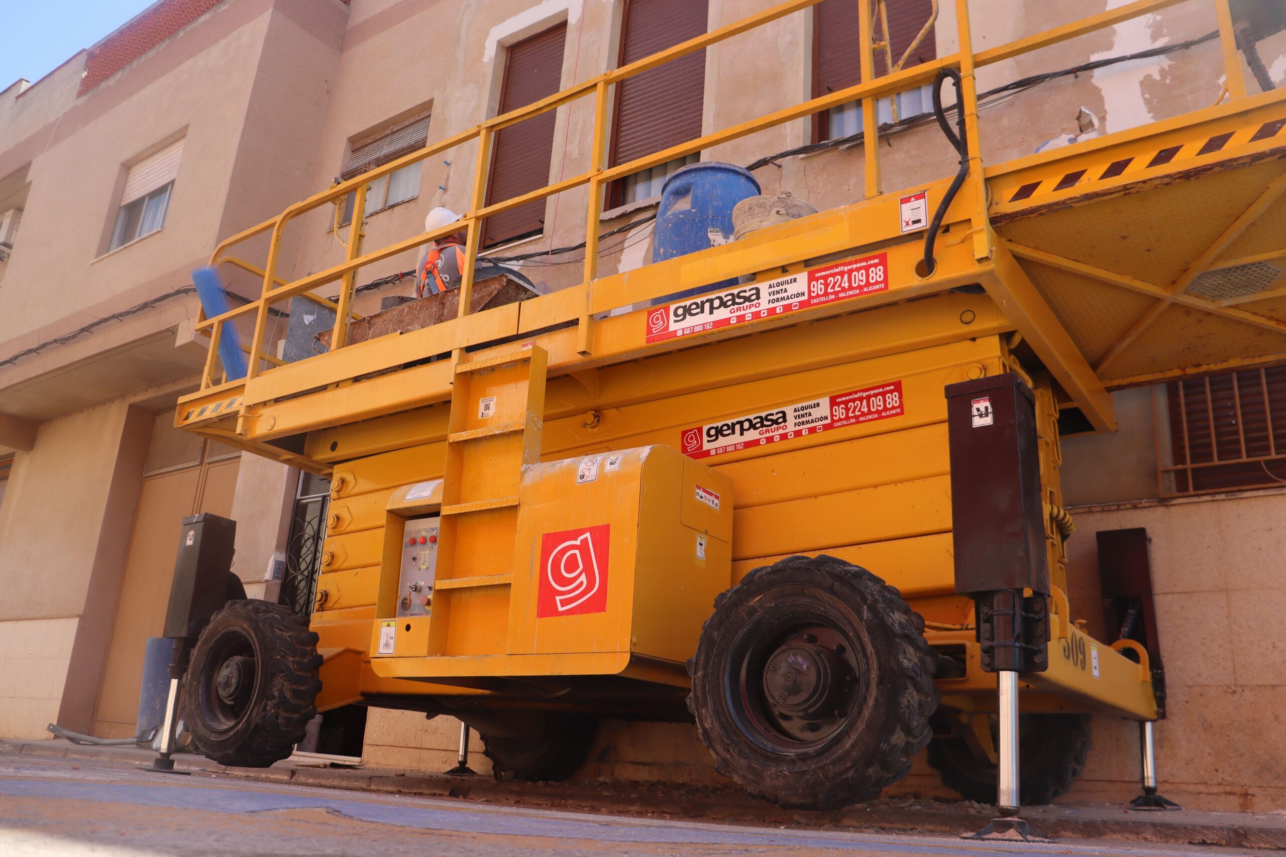 gerpasa-alquiler-plataformas-elevadoras-noticias-tijera-diesel-18m-haulotte-h18sx-visita-clientes-verano-anna-1