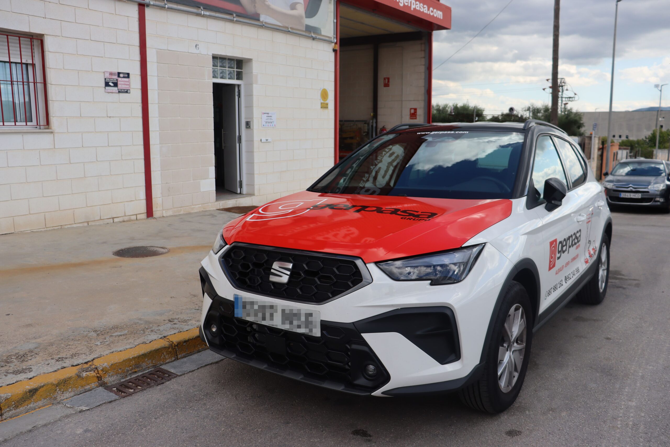 gerpasa-alquiler-plataformas-elevadoras-noticias-incorporacion-flota-comercial-transporte-seat-arona-2